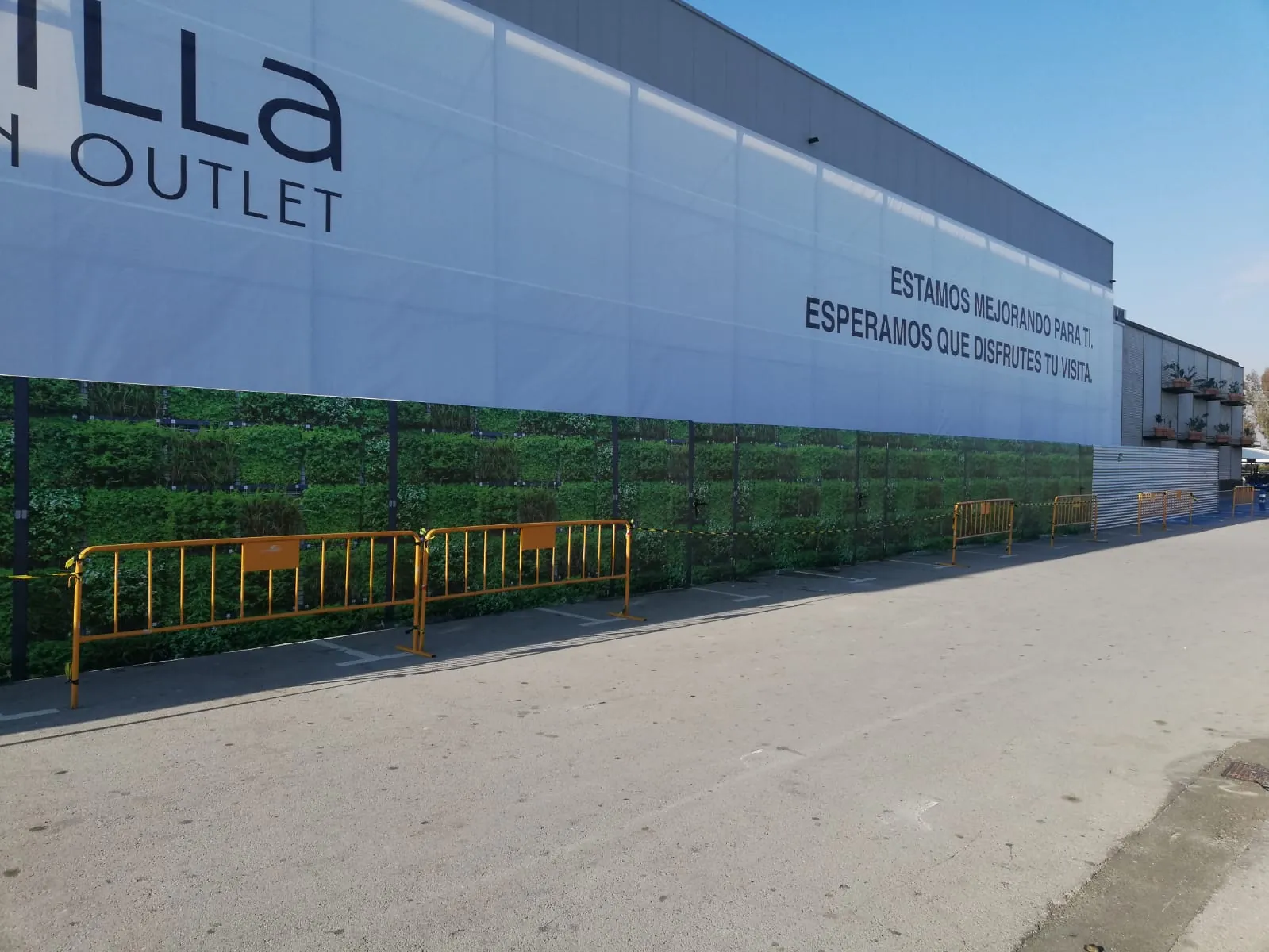 Lona impresa instalada sobre un cerramiento exterior de gran formato