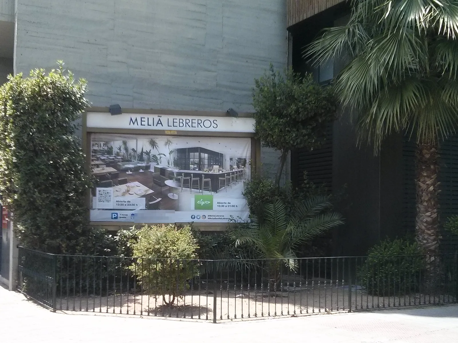 Lona impresa tensada en bastidor con iluminación en el exterior de un hotel